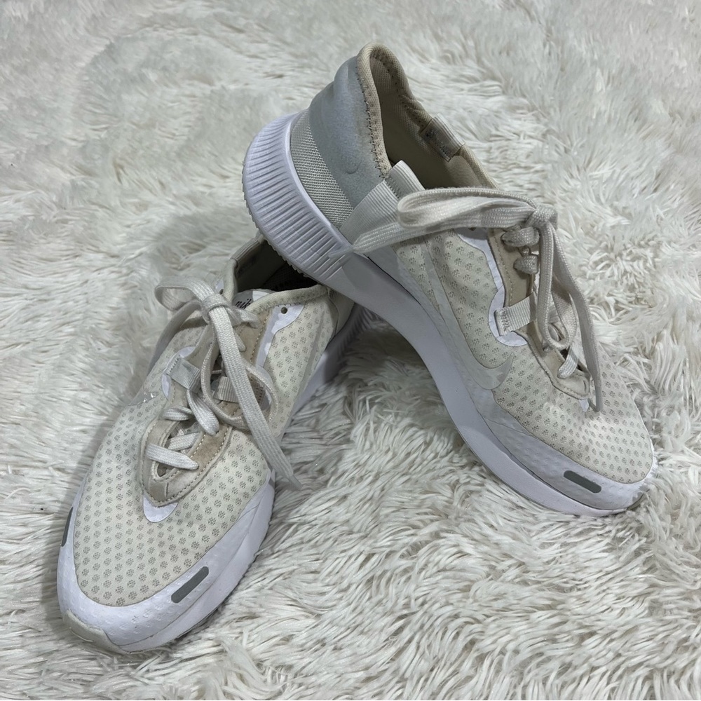 Nike Reposto Womens Size 9 Running Shoes Cream White